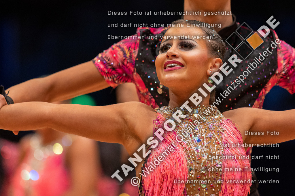 20221112-08012 | Hier finden Sie Tanz Bilder vom Latein und Standard Formationen tanzen. Sportbilder vom Tanzsport. Schöne Fotos und von Weltmeisterschaft, Europameisterschaft, Bundesliga, Regionalliga, Oberliga und Landesliga sowie von GOC Stuttgart, DanceComp, WM Bremen
