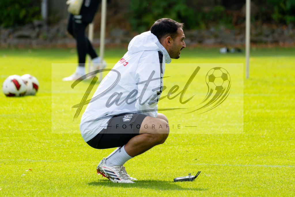 20260909_TRAOSN_0681 | Fußball, Herren: Spielanalyst Ferhat Findik (VfL Osnabrück) schaut beim Training des VfL Osnabrück am 09.09.2026 im Sportpark Illoshöhe in Osnabrück, Deutschland.(Foto von Nico Paetzel) - Realisiert mit Pictrs.com