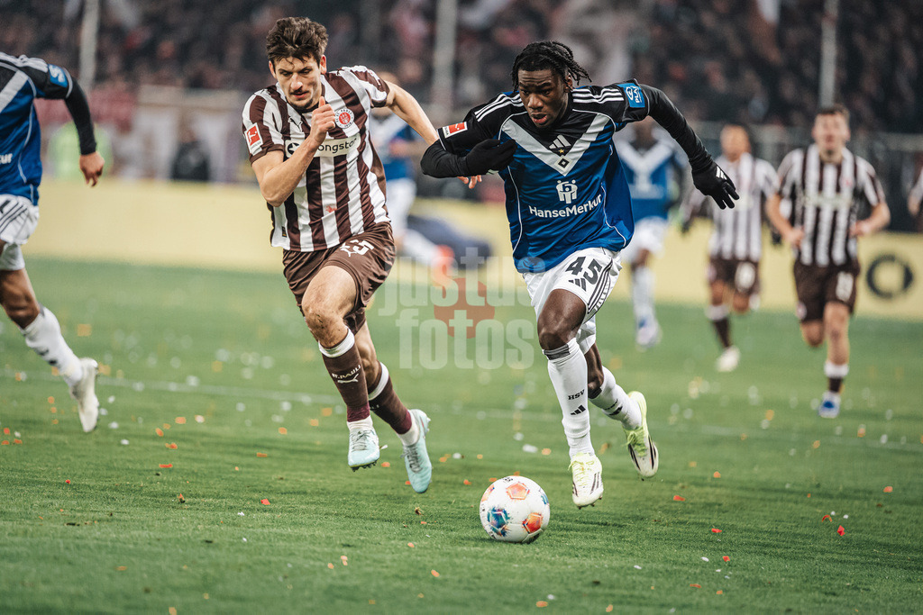 Fußball | Männer | Saison 2025/2026  | Fußball-Bundesliga | 19. Spieltag | FC St. Pauli vs. Hamburger SV | 23.01.2026 | v.l. Adam Dzwigala (#25, FC St. Pauli) gegen Fabio Balde (#45, HSV)