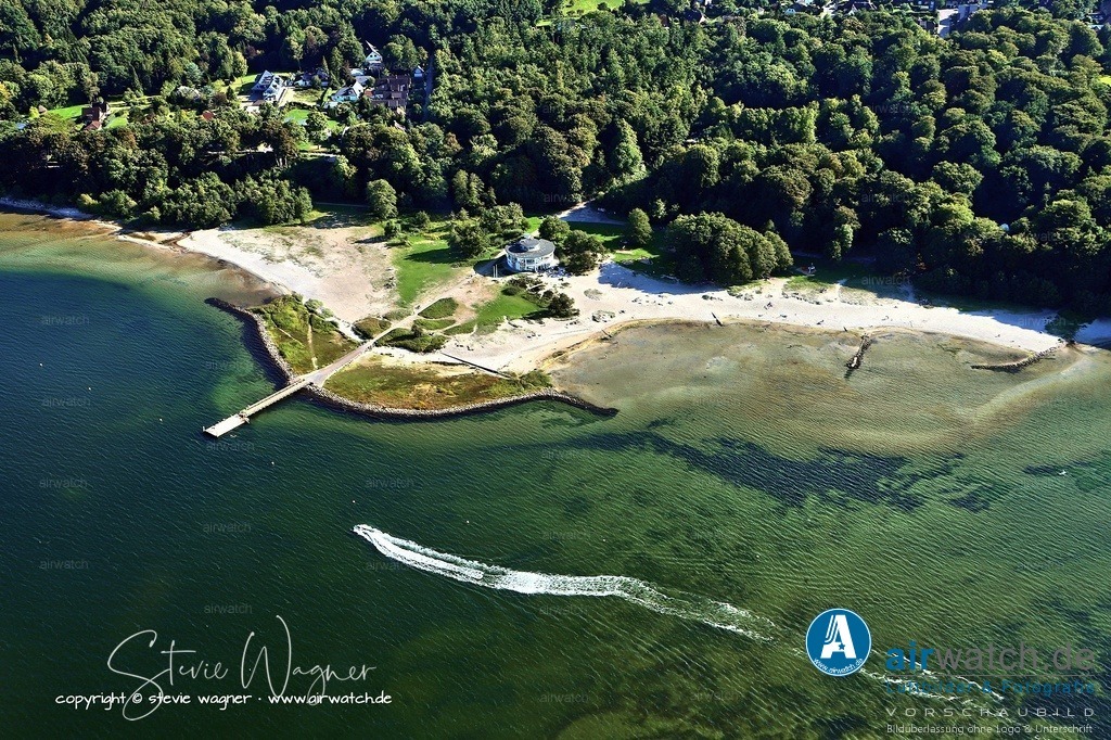 Luftbild Flensburg Solitüde - Heute ist Solitüde ein beliebtes Ausflugsziel, insbesondere für Familien und Naturfreunde. | Heute ist Solitüde ein beliebtes Ausflugsziel, insbesondere für Familien und Naturfreunde. Der Strand bietet sich für Picknicks und Baden an, während die umliegenden Waldflächen und Steilhänge für Spaziergänge und Wanderungen geeignet sind. In den 1930er Jahren existierte auch eine Freilichtbühne für Theater- und Opernvorstellungen des Flensburger Stadttheaters.