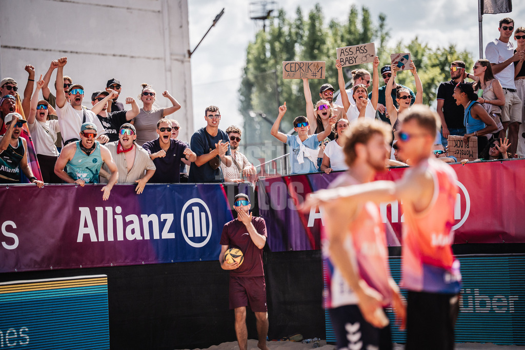 Beachvolleyball | Männer | Allianz German Beach Tour 2025 | Tourstop Berlin | 17.08.2025 | Unterstützer von Luis Henrichs und Cedrik Moede jubeln