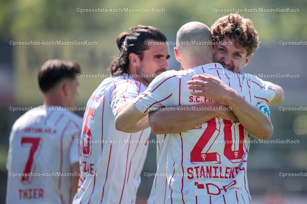 xSEFx25042601026 | 25.04.2026, xsefx, Fußball, RL West, Fortuna Köln - SC Wiedenbrück, 31. Spieltag, Südstadion, Saison 2025 2026: Torjubel von Enzo Wirtz (SC Fortuna Köln #09) und seine MItspieler DFB regulations prohibit any use of photographs as image sequences and or quasi-video. Photo: xSabinexEffgenxPressefotoKochx