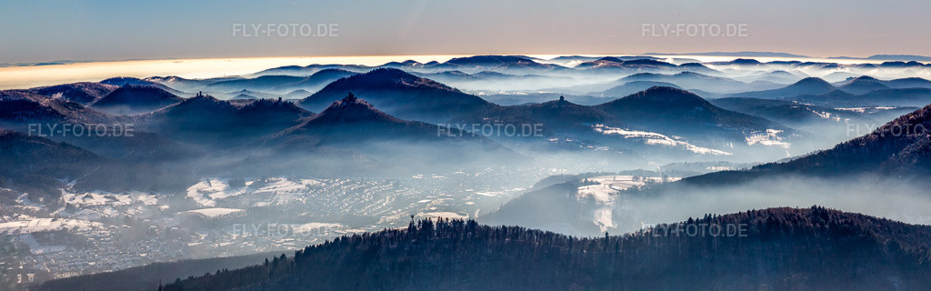 Luftbild: Panorama des Pfälzerwald mit Burg Trifels, Burgruinen Anebos und Scharfenberg über dem Queichtal aus Norden im Winter bei Schnee in Annweiler am Trifels im Bundesland Rheinland-Pfalz in Deutschland. Foto: IMG_139891-Pano-Bearbeitet.jpg vom 20.01.2024 durch Werner Riehm/FLY-FOTO.deAuflösung des Originals: 11385 x 3561 px