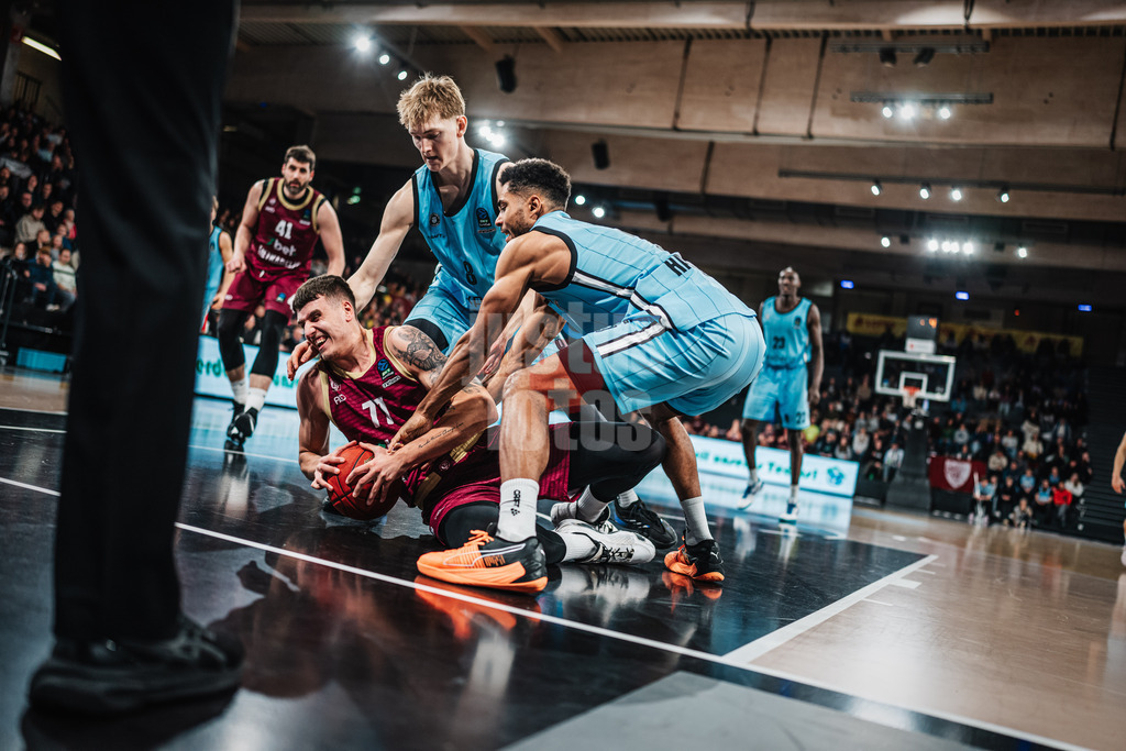 Basketball | Männer | Saison 2024/2025 | BKT EuroCup | Veolia Towers Hamburg vs. 7Bet-Lietkabelis Panevezys | 21.01.2025 | Paulius Danusevicius (#77, BC 7Bet-Lietkabelis Panevezys) verteidigt den Ball gegen Kennet Ogbe (#25, Veolia Towers Hamburg)