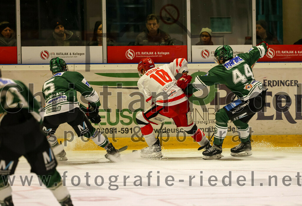 2023-10-20_092_TSV_Erding_gegen_EHC_Klostersee | Erding, Deutschland, 20.10.2023:.Eishockey, Bayernliga Vorrunde 2023 / 2024, 2. Spieltag, TSV Erding gegen EHC Klostersee, Endergebnis: 7:2..Florian Zimmermann (Erding Gladiators, #5), Simon Roeder (EHC Klostersee, #10), Paul Wallek (Erding Gladiators, #44)..Foto: Christian Riedel / fotografie-riedel.net