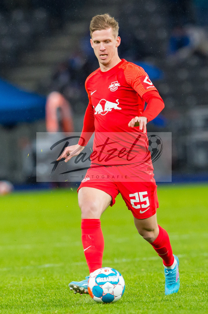 BSCRBL20220220_219 | Fussball, Herren: Dani Olmo (RB Leipzig) in Aktion, am Ball, Einzelaktion bei dem Spiel der 1. Bundesliga zwischen Hertha BSC und RB Leipzig im Olypiastadion am 20.02.2022 in Berlin, Deutschland.DFB / DFL REGULATIONS PROHIBIT ANY USE OF PHOTOGRAPHS AS IMAGE SEQUENCES AND/OR QUASI-VIDEO. - Realisiert mit Pictrs.com