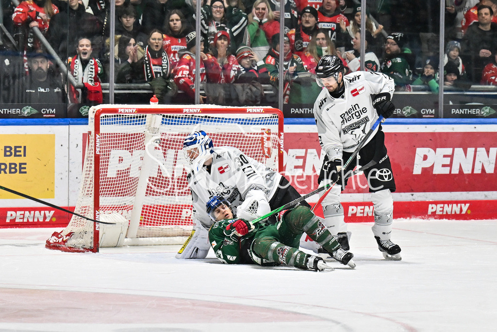 Augsburger Panther - Kölner Haie | AUGSBURG, GERMANY - 11. JANUARY: v. l. Janne JUVONEN (Kölner Haie 30),Tim WOHLGEMUTH (Augsburger Panther 33), und Oliwer KASKI (Kölner Haie 7) während dem Match zwischen den Augsburger Panthern und den Kölner Haien am 39. Spieltag der penny DEL im Curt Frenzel Stadion