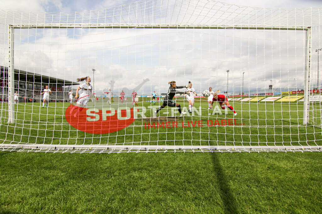 Norwegen U19  Bulgarien U19 | Cathinka Cecilie Friis Tandberg (Norway #20) Milena Karakoleva (BUL #12) Yoana Stankova (BUL #2) Maria Dikelova (BUL #6)Hintertor, Tor ; Norwegen U19  Bulgarien U19 am 13.05.2022 in Wels
(Huber Arena), AUSTRIA, (Photo by Ernst Krawagner sport-fan.at) - Realisiert mit Pictrs.com