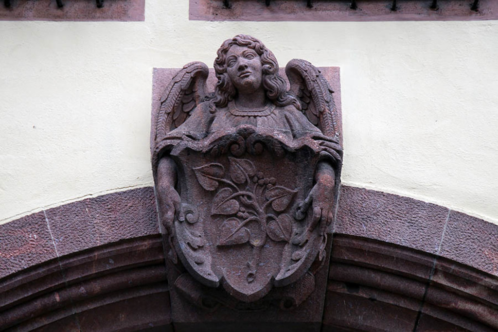 Bildlexikon Leipzig - Altes Rathaus - Engel hält Wappen mit Lindenzweig - Anton Pruska - Schlussstein am Naschmarkt | Das Team hinter BILDLEXIKON LEIPZIG bündelt historische wie aktuelle Informationen über die Stadt Leipzig in Text und Bild auf einer Plattform und stellt diese der interessierten Öffentlichkeit zur Verfügung.