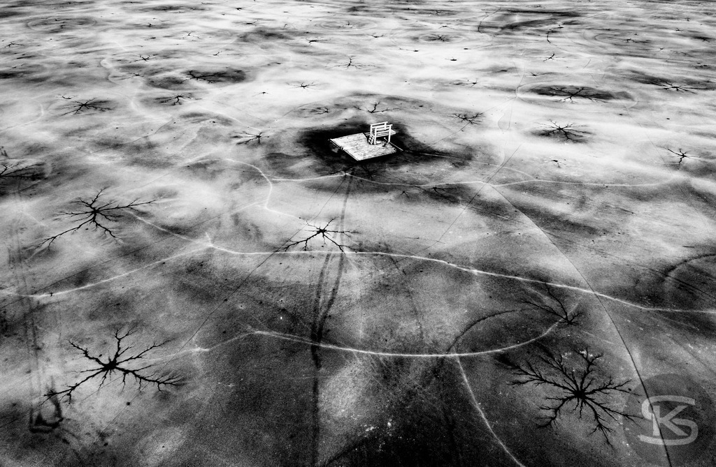 Front Side Error – Abstrakte Eislandschaften aus der Vogelperspektive | Luftaufnahmen zugefrorener Seen zwischen Abstraktion und Realität. Stefan Kuhn fotografiert aus der Vogelperspektive die schmelzenden Eisoberflächen süddeutscher Seen mit ihrer Drohne und dokumentiert die natürliche Entmaterialisierung in faszinierenden Mustern und Strukturen. - Realisiert mit Pictrs.com