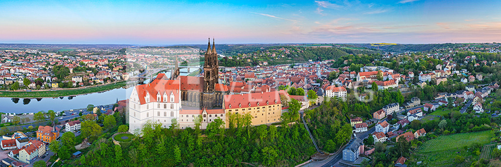 Meissen-Albrechtsburg-Panorama_0158_D | Blick auf die Albrechtsburg über der Elbe und die Stadt Meißen - Realisiert mit Pictrs.com