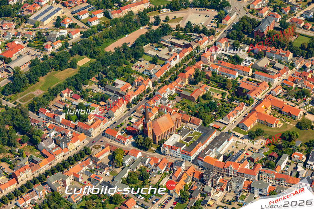 Klassische Luftaufnahme ohne Drohne zeigt:Jacobikirche bei Stendal - Die Luftbildaufnahme wurde 2025 vom UL-Flugzeug heraus erstellt ( keine Drohnenaufnahme ) - Hochauflösende Luftaufnahme -Nicht vergleichbar mit Google Maps oder Satelittenbilder- Die Geschenkidee !Mit Lizenz und Bildrechte bestellbar
