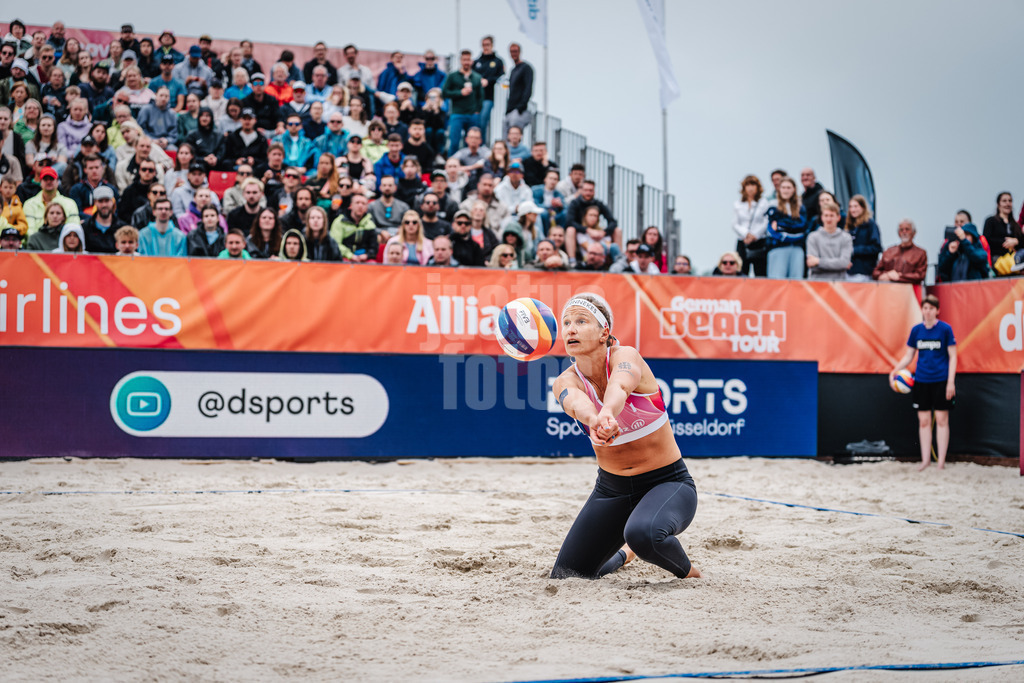 Beachvolleyball | Frauen | German Beach Tour 2024 | Tourstop Düsseldorf | 19.05.2024 | Isabel Schneider nimmt den Ball an