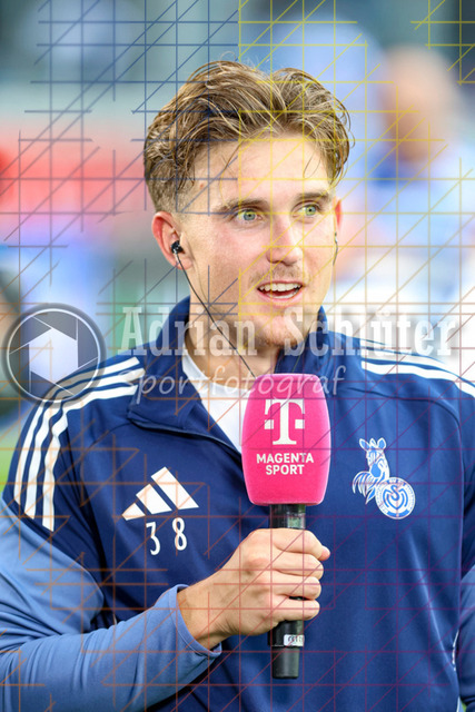 MSV Duisburg vs VfB Stuttgart II - 3. Liga | Duisburg, Deutschland, 02.08.25:   Patrick Sussek (MSV Duisburg) im Interview waehrend des Spiels der 3. Liga MSV Duisburg vs VfB Stuttgart II in der schauinsland-reisen-arena(Foto von Brauer-Fotoagentur / Adrian Schlueter)