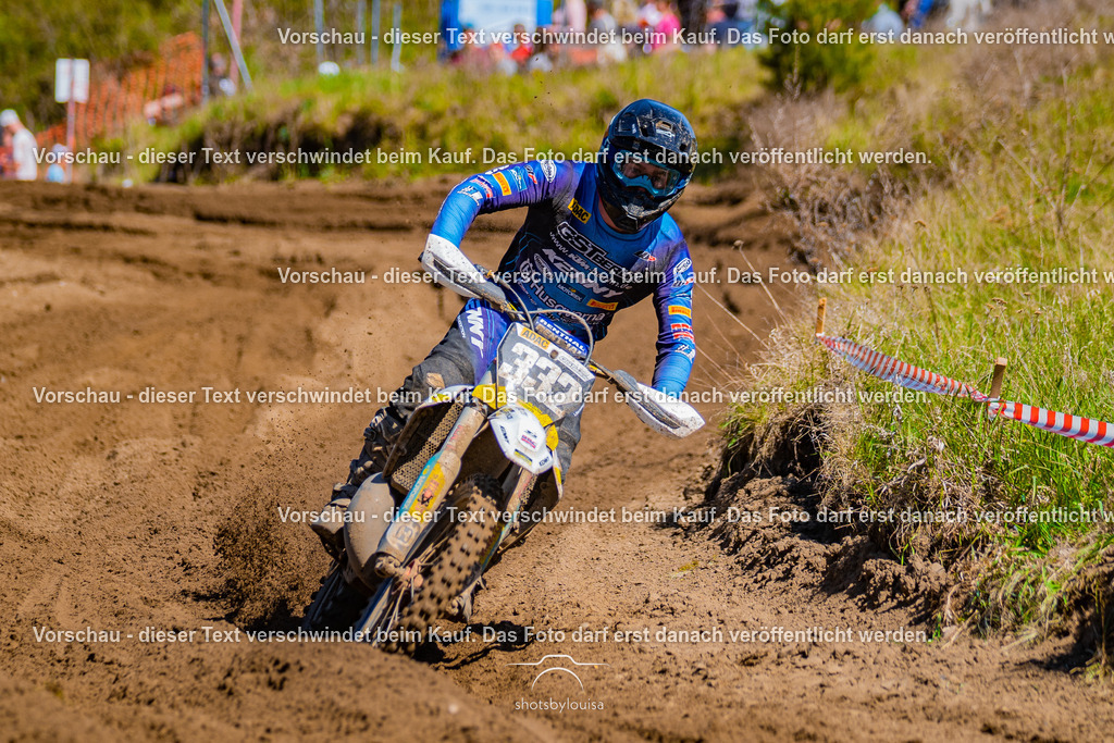 20260501_MCWriezen-3380 | Sportfotografin aus Berlin-Brandenburg mit Fokus auf Motocross. Ich halte deine sportliche Leistung und echte Emotionen auf und neben der Strecke professionell fest. Entdecke die Fotos von deinem Rennen und bestelle sie direkt hier im Shop.