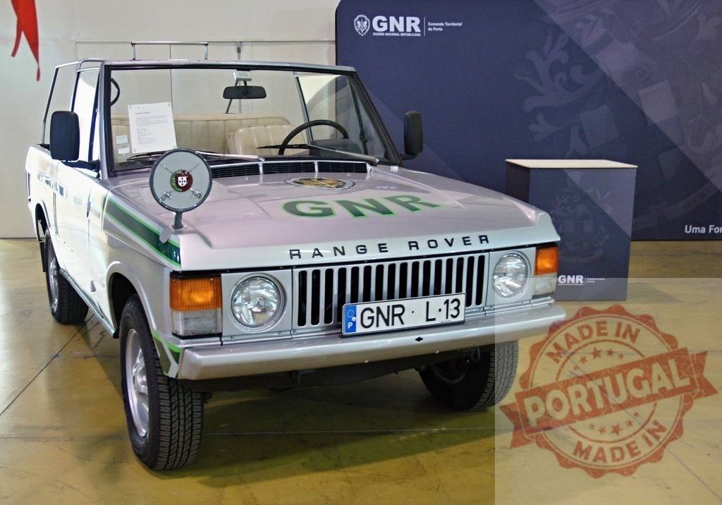 GNR Range Rover classic posing in an exhibition space | Classic Range Rover of the Guarda Nacional Republicana posing in an exhibition space - Realized with Pictrs.com