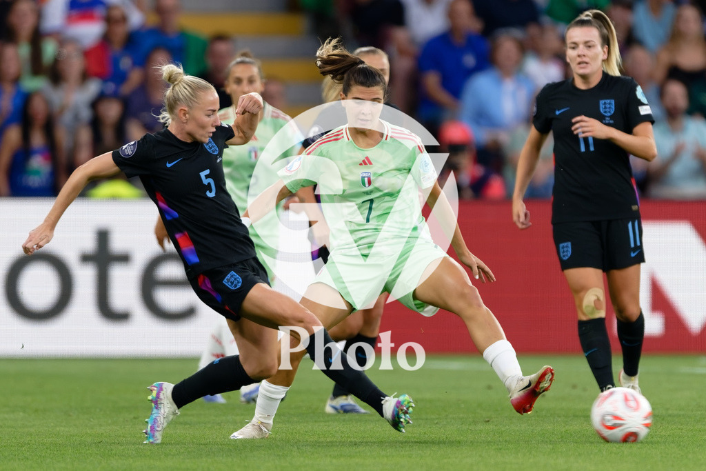 England v Italy - UEFA Women's EURO 2025 Semi-Final | GENEVA, SWITZERLAND - JULY 22:  Alex Greenwood of England (L) passes the ball under pressure from Sofia Cantore of Italy (R)  during the UEFA Women's EURO 2025 Semi-Final match between England and Italy at Stade de Geneve on July 22, 2025 in Geneva, Switzerland. (Photo by Giuseppe Velletri/Sports Press Photo/Getty Images)