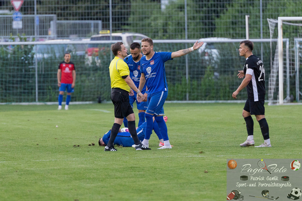 Hessenliga: Türk Gücü Friedberg - FC Eddersheim, 09.08.2024 | Toni Reljic (Türk Gücü Friedberg #44) beschwert sich bei Schiedsrichter Simon Hess / Heß, Türk Gücü Friedberg - FC Eddersheim, Friedberg, Städtischer Sportplatz, 9.8.2024 - Realisiert mit Pictrs.com