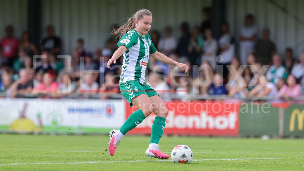 Fussball, Testspiel Frauen, SV Werder Bremen - Hamburger SV | Lilli Purtscheller (SV Werder Bremen, 7) am Ball, Freisteller, Einzelbild, Ganzkörper, Aktion, Action, Spielszene