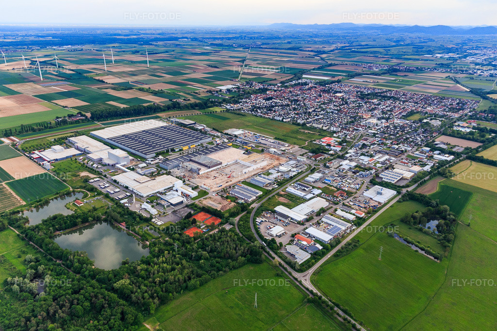 Luftbild: Industriegebiet Interpark mit Hochstadter Straße in Offenbach an der Queich im Bundesland Rheinland-Pfalz in Deutschland. Foto: IMG_127013.jpg vom 02.06.2021 durch Werner Riehm/FLY-FOTO.de