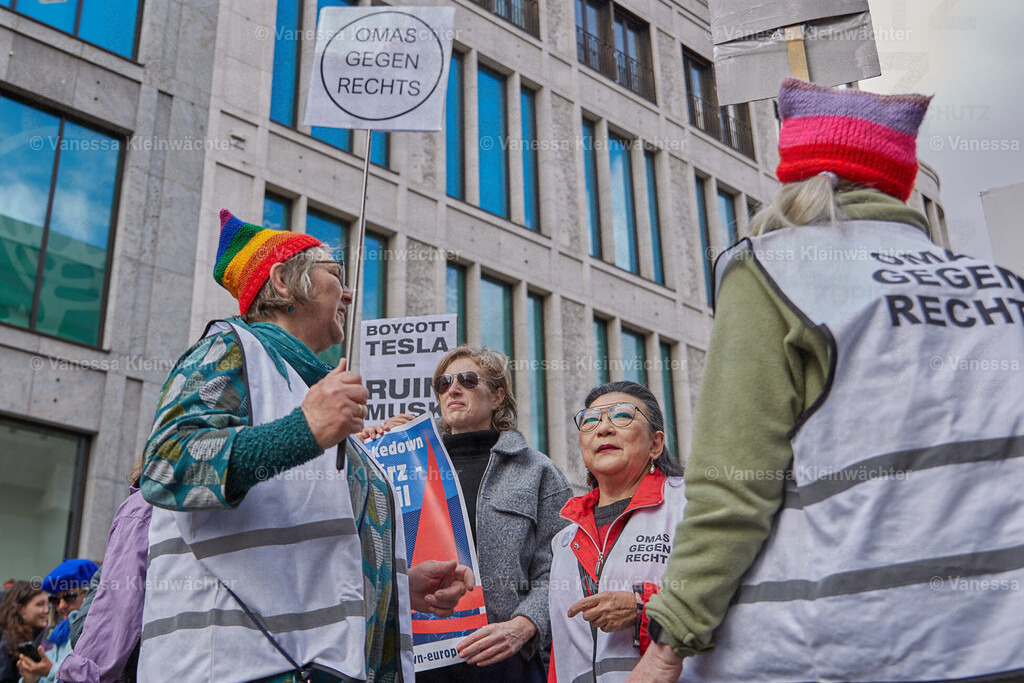 250405_TeslaTakedown_12 | "Tesla Takedown" rally against Musk and facism in front of the Tesla Store in Berlin, Germany. Germany also has a Tesla factory ~30km from Berlin. - Realisiert mit Pictrs.com