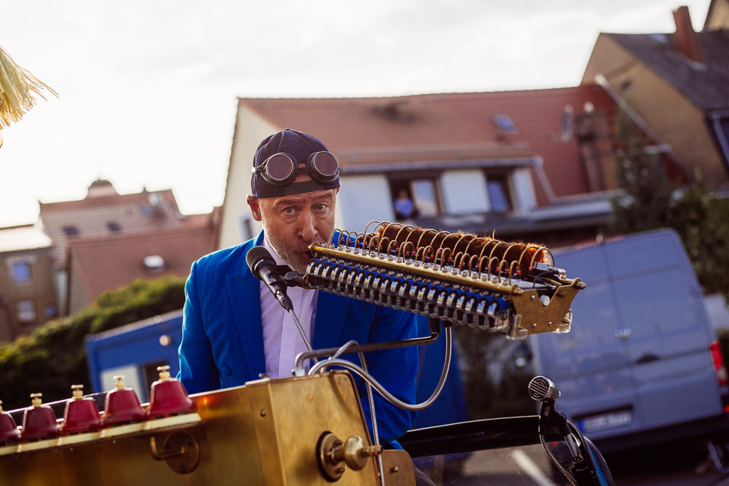 Universal Druckluft Orchester | Das Universal Druckluft Orchester mit Peter Till am Forte Belvedere Leisnig zum Festival Hallo Leisnig 2022. - Realisiert mit Pictrs.com