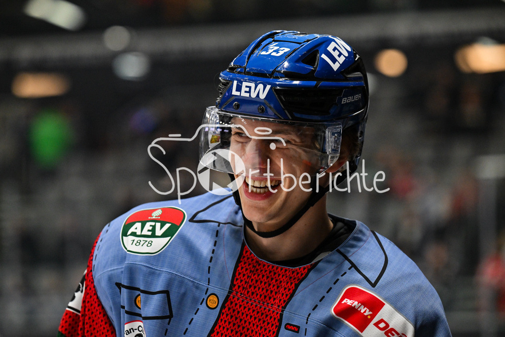 Augsburger Panther - Schwenninger Wild Wings | AUGSBURG, DEUTSCHLAND - 2. NOVEMBER: Tim WOHLGEMUTH (Augsburger Panther 33) vor dem Ligaspiel zwischen den Augsburger Panthern und den Schwenninger Wild Wings am 17. Spieltag der Penny DEL im Curt Frenzel Stadion am 02.11.2025