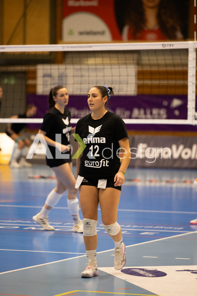 Volleyball I Frauen I Saison 2025-2026 I CEV Volleyball Challenge Cup 2026 | Women I 16th Finals I VC Kanti Schaffhausen - TJ Ostrava I 03.12.2025 | VC Kanti Schaffhausen - 12 Isabella Loffreda (CH) – Libera - Realisiert mit Pictrs.com