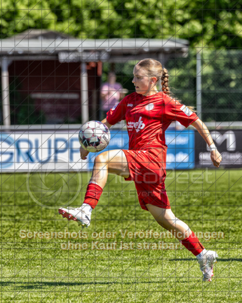 20250510_145913_0613-Bearbeitet | Leyla Hirn (1.FC Donzdorf #11),1.FC Donzdorf (rot) vs. Karlsruher SC (blau), Fussball, EnBW-Oberliga B -Juniorinnen, 23. Spieltag, Saison 2024/2025, Rasenplatz, Lautertal Stadion, Süßener Straße 16, 73072 Donzdorf, 10.05.2025 - 14:00 Uhr,Foto: PhotoPeet-Sportfotografie/Peter Harich