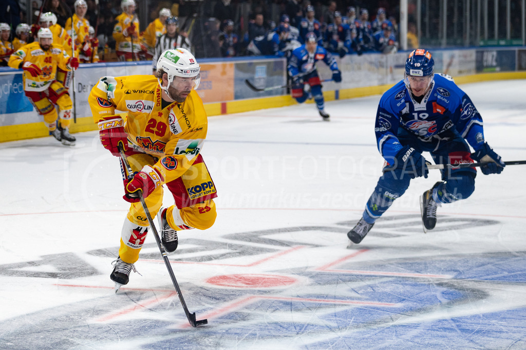 Playoffs: ZSC Lions - EHC Biel-Bienne | 04.04.2022, Zurich, Hallenstadion, Playoffs: ZSC Lions - EHC Biel-Bienne, #29 Beat Forster (Biel) wird von #19 Reto Schäppi (ZSC) unter Druck gesetzt. - Realisiert mit Pictrs.com