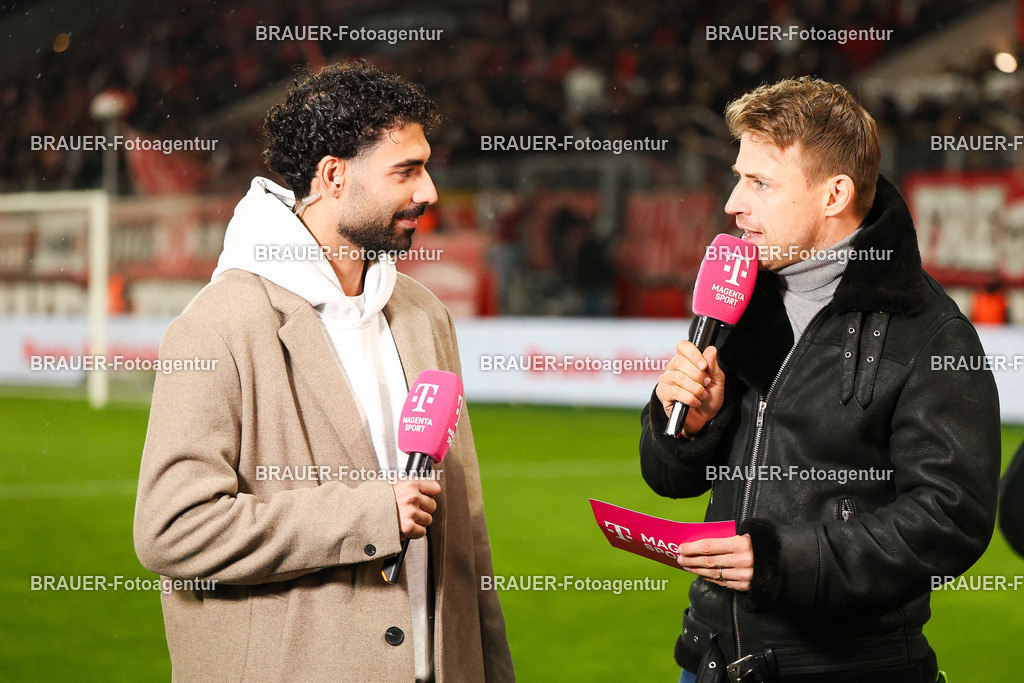 Rot-Weiss Essen - 1.Fc Schweinfurt | Essen, Deutschland, 02.11.2025 Ekin Çelebi (1.FC Schweinfurt)  gibt ein Interviewwährend des 3.Liga Spiels zwischen  Rot-Weiss Essen und 1.Fc Schweinfurt am 02.11.2025 im Stadion an der Hafenstraße in Essen. (Foto von Timo Bluhmki-Schmidt/Brauer Fotoagentur