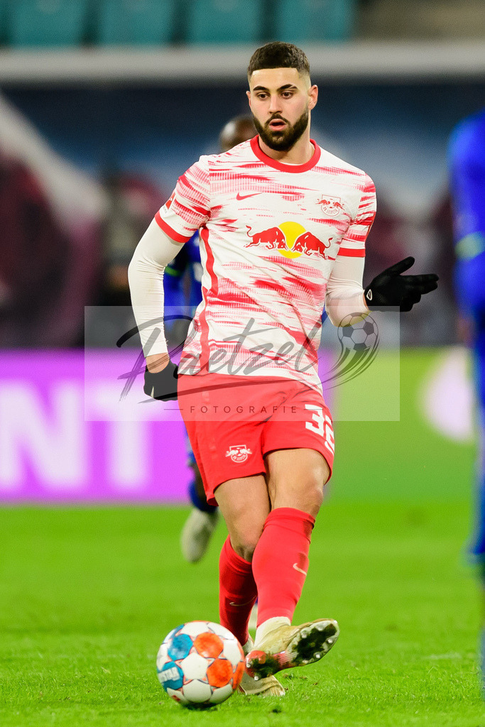 RBLLEV20211128_177 | Fussball, Herren: Josko Gvardiol (RB Leipzig) in Aktion, am Ball, Einzelaktion bei dem Spiel der 1. Bundesliga zwischen RB Leipzig und Bayer 04 Leverkusen in der Red Bull Arena am 28.11.2021 in Leipzig, Deutschland.DFB / DFL REGULATIONS PROHIBIT ANY USE OF PHOTOGRAPHS AS IMAGE SEQUENCES AND/OR QUASI-VIDEO. - Realisiert mit Pictrs.com