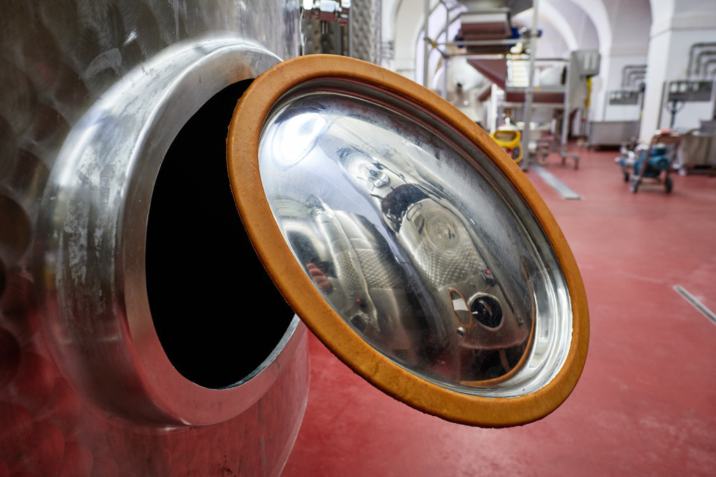 Stift Klosterneuburg | Niederösterreich, Austria - August 31, 2021; Stift Klosterneuburg; Detail eines modernen Stahltanks. - Realisiert mit Pictrs.com