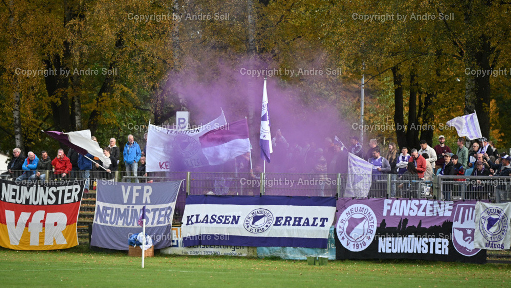 VfR Neumünster vs PSV Neumünster | VfR-Fanblock - Fußball-Oberliga Männer 2024/2025 / VfR Neumünster vs PSV Neumünster / VfR-Stadion / Neumünster / 20.10.24 - Realisiert mit Pictrs.com