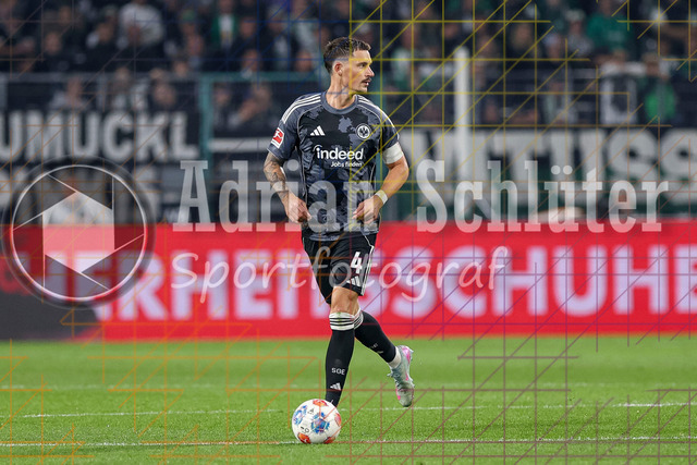 Borussia Mönchengladbach vs Eintracht Frankfurt - Bundesliga  | Mönchengladbach, Deutschland, 27.09.25:   Robin Koch (Eintracht Frankfurt) schaut waehrend des Spiels der Bundesliga zwischen Borussia Mönchengladbach vs Eintracht Frankfurt im Stadion im Borussia Park(Foto von Brauer-Fotoagentur / Adrian Schlueter)
