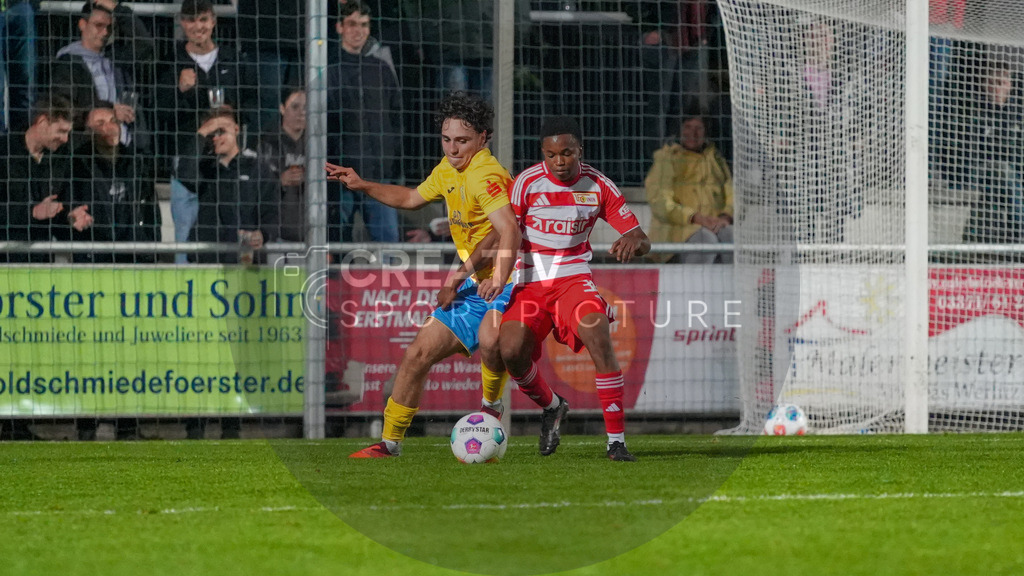 Fußball, Herren, Saison 2025/2026, Testspiel, Freundschaftsspiel, FSV 63 Luckenwalde vs. 1.FC Union Berlin, Mittwoch 08.10.2025, Werner-Seelenbinder-Stadion Luckenwalde, | Fußball, Herren, Saison 2025/2026, Testspiel, Freundschaftsspiel, FSV 63 Luckenwalde vs. 1.FC Union Berlin, Mittwoch 08.10.2025, Werner-Seelenbinder-Stadion Luckenwalde, Im Bild: Max Hathaway (l. Luckenwalde) und Sadou Barry (r. Union) - Realisiert mit Pictrs.com