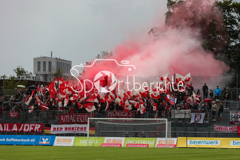 SV Wacker Burghausen - FC Bayern Amateure | Die mitgereisten Fans aus Muenchen feuern ihr Team an / Choreo / Pyrotechnik / Pyro / Ultras /