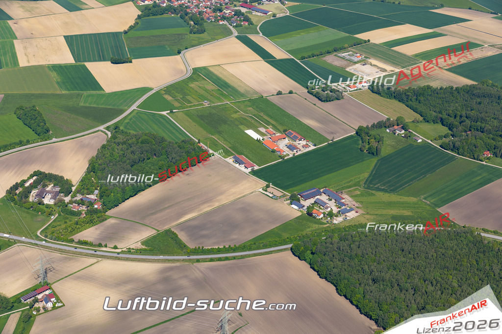 Aktuelles Luftbild von  Finsing - Die Luftaufnahme wurde 2021 mittels UL-Flugzeug erstellt ( keine Drohne ) - hochauflösende Kamera-Systeme von  Canon -Beste Qualität - Für grossformatige Ausdrucke geeignet. Die Geschenkidee !