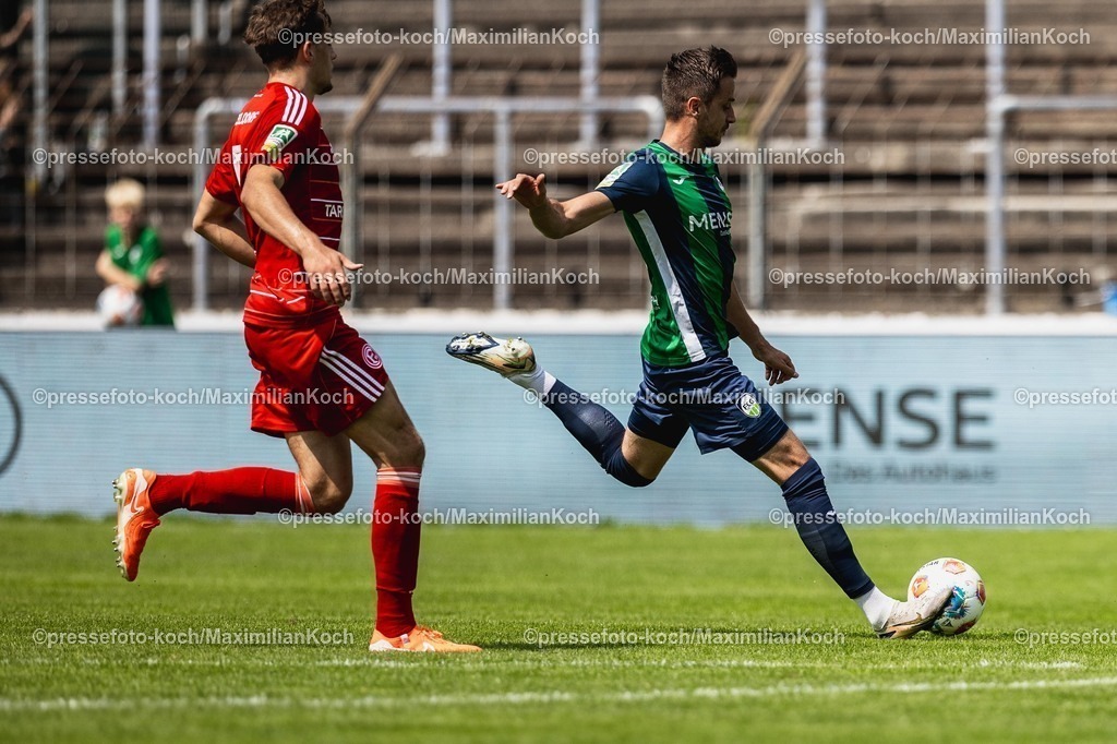 xkwix09082501014 | 09.08.2025, xkwix, Fußball, Regionalliga West, FC Gütersloh - Fortuna Düsseldorf 2, Ohlendorf Stadion im Heidewald: Patrik Twardzik ( FC Gütersloh #18 ) im Zweikampf gegen Noah Förster (Fortuna Düsseldorf II #5)