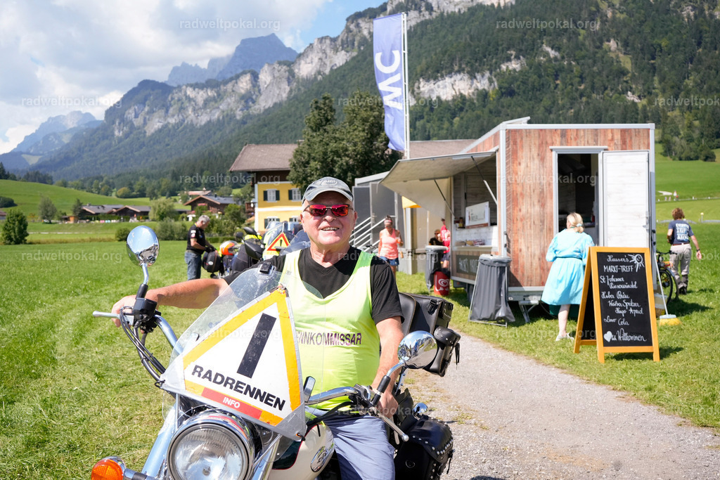71_20230817_Bewerb_Maenner_Muehlanger | AUT - OESTERREICH, 2023-08-16: SPORT RENNRAD-FAHREN - 55. INTERNATIONALER RADWELTPOKAL IN ST. JOHANN IN TIROL  - Vintage-Radrennen mit WM-Bronze-Medaillen-Siegerin Christina Schweinberger, den Teilnehmer und Alexander Baumann (vom Orginastions-Team) - TAG 2 BEWERB MAENNER IN SECHS GRUPPEN  ; Foto: Roland Muehlanger