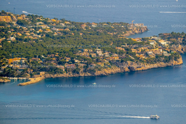 Mallorca230600691N | Luftbild, Ausflugsschiff Cruise Cormoran vor der Felsenküste, Wohnanlage Santa Ponsa, Calvia, Balearen, Mallorca, Balearische Inseln, Spanien