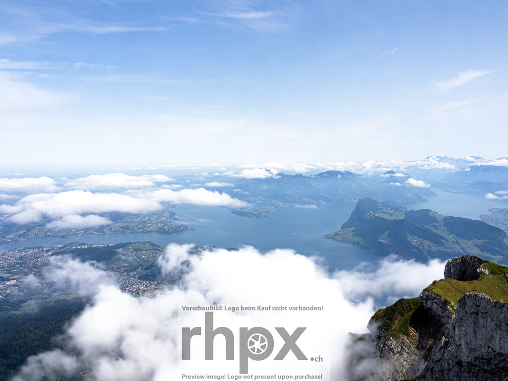 Vierwaldstättersee von oben | Blick vom Pilatus über den Vierwaldstättersee – Wolken treiben über das Wasser, während die Gipfel der Zentralschweiz aus dem Nebel auftauchen. Ein harmonisches Zusammenspiel aus Licht, Tiefe und Natur.  - Realisiert mit Pictrs.com