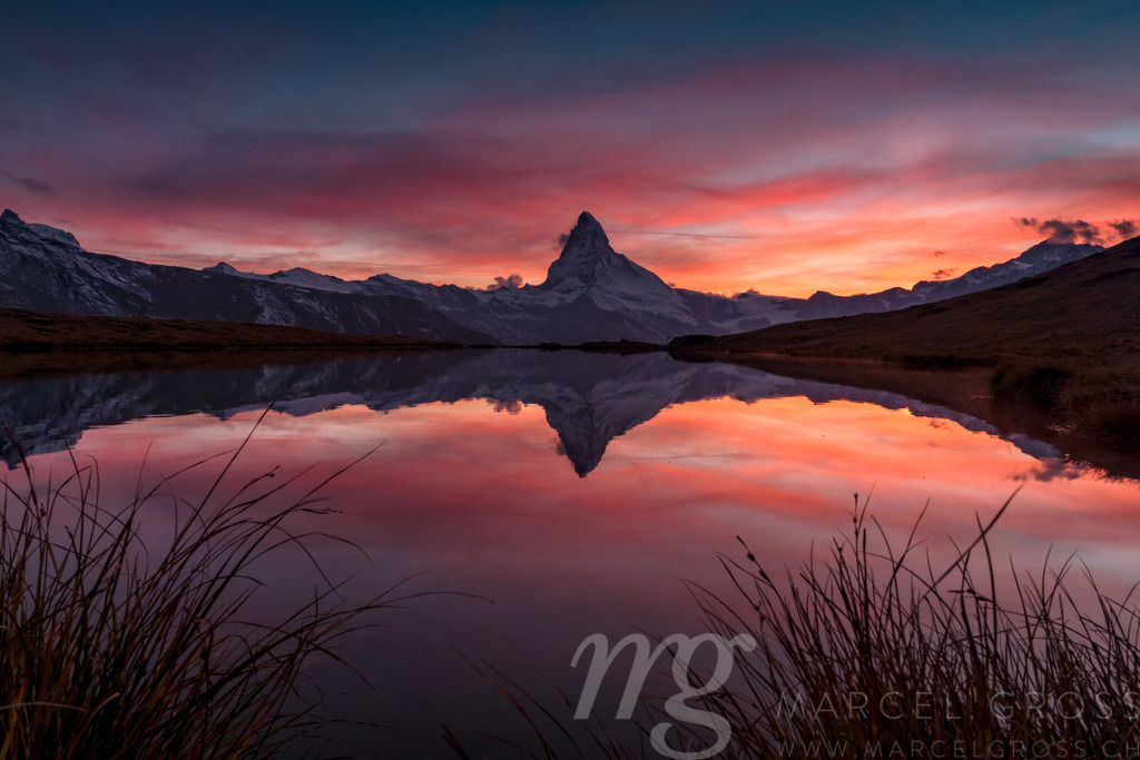 Sonnenuntergang über dem Matterhorn, Zermatt, Schweiz | Die ideale Geschenkidee für Naturliebhaber. Naturbilder von Marcel Gross Photography für ihr Zuhause in den verschiedensten Formaten und Materialien. - Realisiert mit Pictrs.com
