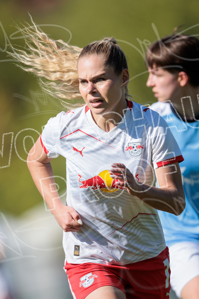 Gipfeltreffen der Frauen: Finale um den Sachsenlotto Landespokal 2026 | Am 1. Mai 2026 trafen im Endspiel des Sachsenlotto Landespokals die Frauen des Chemnitzer FC und die zweite Mannschaft von RasenBallsport Leipzig aufeinander. Vor stimmungsvoller Kulisse kämpften beide Teams ab 15:00 Uhr um die begehrte Trophäe des sächsischen Fußballs. Diese Galerie zeigt die Highlights, packende Zweikämpfe und die emotionalsten Momente des Finaltags. - Realisiert mit Pictrs.com