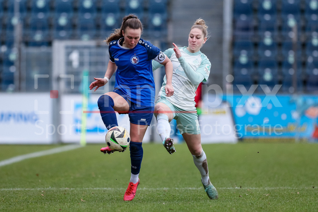 Fussball, Google Pixel Frauen-Bundesliga, 1. FFC Turbine Potsdam - SV Werder Bremen | v.li.: Viktoria Schwalm (1. FFC Turbine Potsdam, 17) und Saskia Matheis (SV Werder Bremen, 19) im Zweikampf, Duell, Dynamik, Aktion, Action, Spielszene, DIE DFB-RICHTLINIEN UNTERSAGEN JEGLICHE NUTZUNG VON FOTOS ALS SEQUENZBILDER UND/ODER VIDEOÄHNLICHE FOTOSTRECKEN. DFB REGULATIONS PROHIBIT ANY USE OF PHOTOGRAPHS AS IMAGE SEQUENCES AND/OR QUASI-VIDEO.