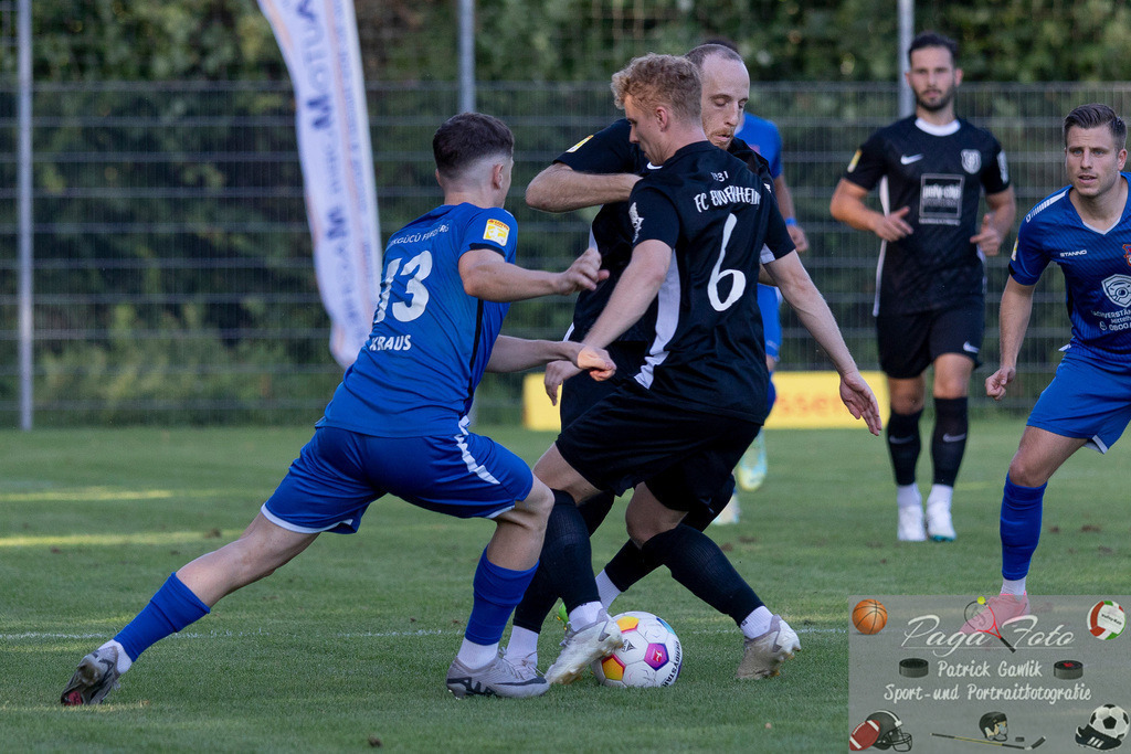 Hessenliga: Türk Gücü Friedberg - FC Eddersheim, 09.08.2024 | Niklas Kraus (Türk Gücü Friedberg #13) &amp; Jan Herrmann (FC Eddersheim #6) &amp; Laurin Vogt (FC Eddersheim #8) im Kampf um den Ball, Türk Gücü Friedberg - FC Eddersheim, Friedberg, Städtischer Sportplatz, 9.8.2024 - Realisiert mit Pictrs.com