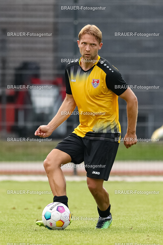 1_SVSKFC_20250726_0877.JPG -  - SV Schermbeck - KFC Uerdingen  - Testspiel | Schermbeck, Deutschland, 26.07.25: Alexander Lipinski (KFC Uerdingen) in Aktion, am Ball, Einzelaktion während des Testspiel Spiels zwischen SV Schermbeck - KFC Uerdingen  in der Volksbank Arena am 26. July 2025 in Schermbeck, Deutschland. (Foto von Stefan Brauer/Brauer-Fotoagentur)