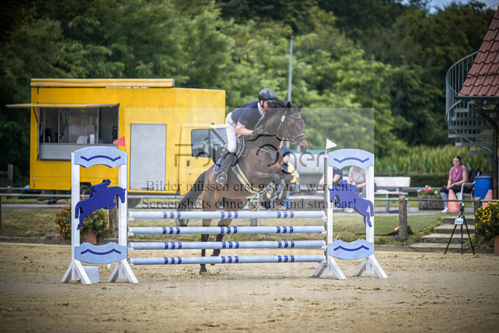 DOS_8302 | Entdecke hochwertige Reitturnierfotos von Foto Oger. Professionell, emotional und authentisch – jetzt Lieblingsmomente im Shop bestellen.Deutschlandweite Turnierfotografie. - Realisiert mit Pictrs.com