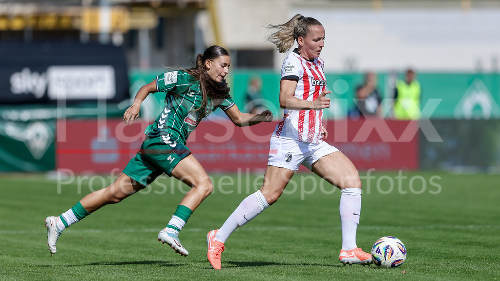 Fussball, Google Pixel Frauen-Bundesliga, SV Werder Bremen - SC Freiburg | v.li.: Tuana Mahmoud (SV Werder Bremen, 10) und Lisa Karl (SC Freiburg, 2) im Laufduell, Zweikampf, Duell, Dynamik, Aktion, Action, Spielszene, DIE DFB-RICHTLINIEN UNTERSAGEN JEGLICHE NUTZUNG VON FOTOS ALS SEQUENZBILDER UND/ODER VIDEOÄHNLICHE FOTOSTRECKEN. DFB REGULATIONS PROHIBIT ANY USE OF PHOTOGRAPHS AS IMAGE SEQUENCES AND/OR QUASI-VIDEO.