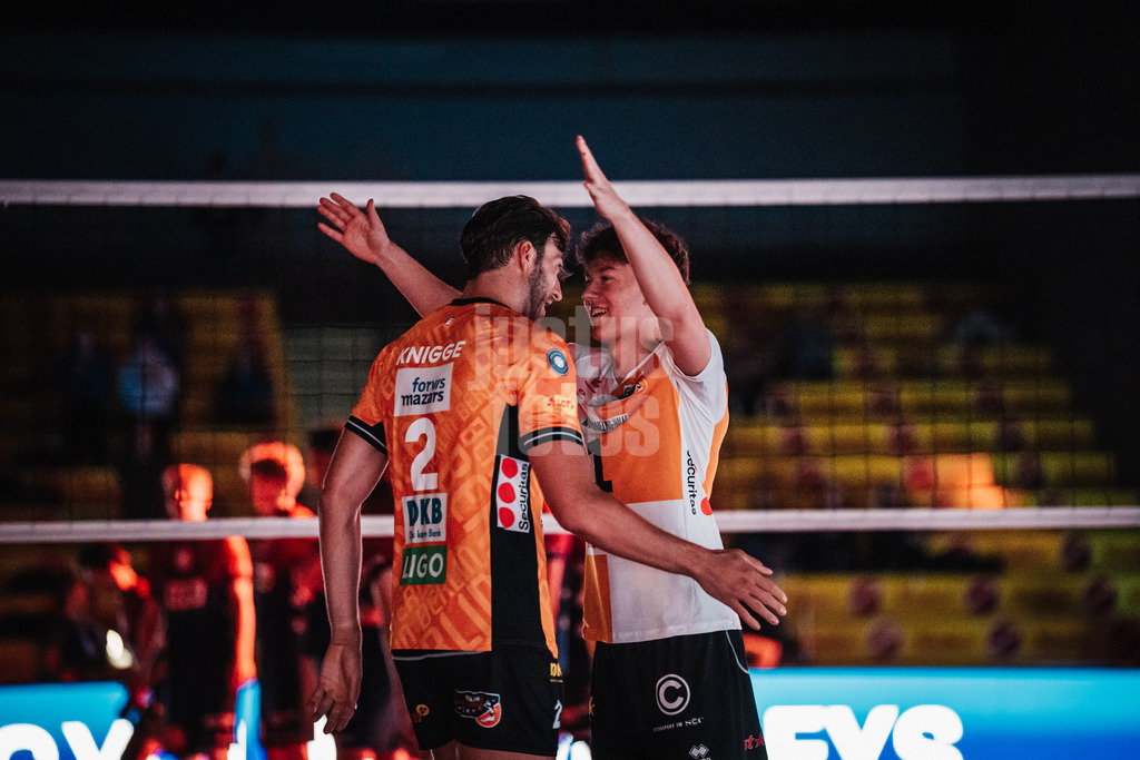 Volleyball | Herren | Saison 2025/2026 | Volleyball Ligacup | Finale | SVG Lüneburg vs. Berlin Recycling Volleys | 12.10.2024 | v.l. Matthew Knigge (#2, BERLIN RECYCLING Volleys) und Maximilian Treiter (#1, BERLIN RECYCLING Volleys) beim Einlauf in die Arena